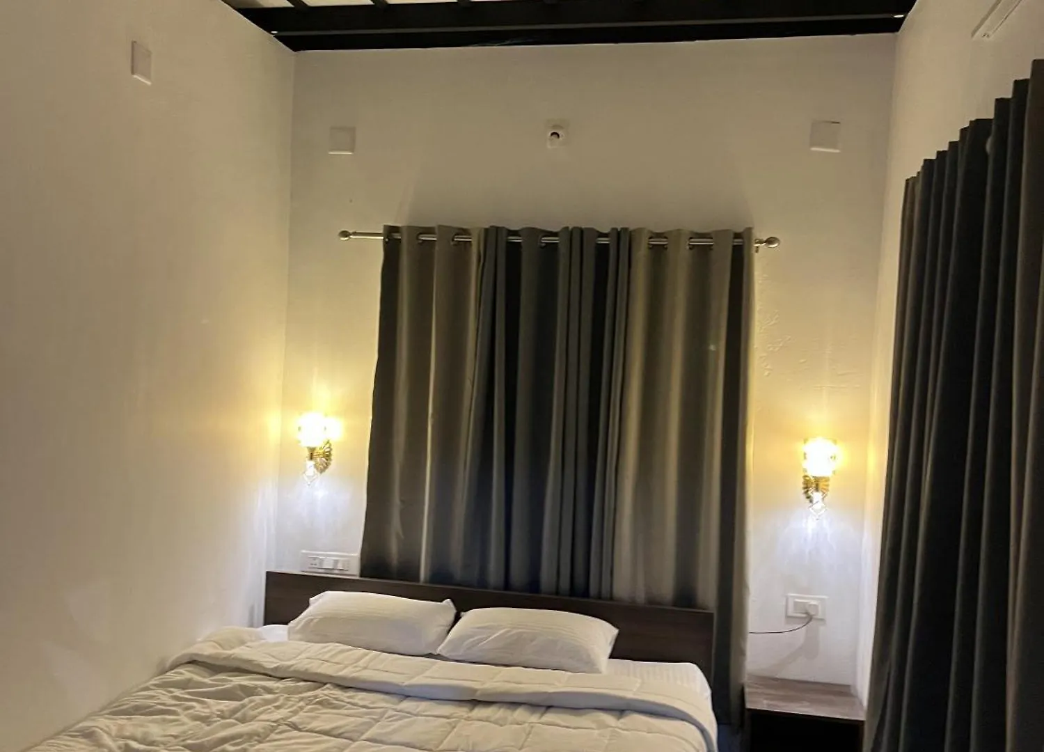 Cloud9 Glamping - Private Aframe Villa Vaduvanchal India